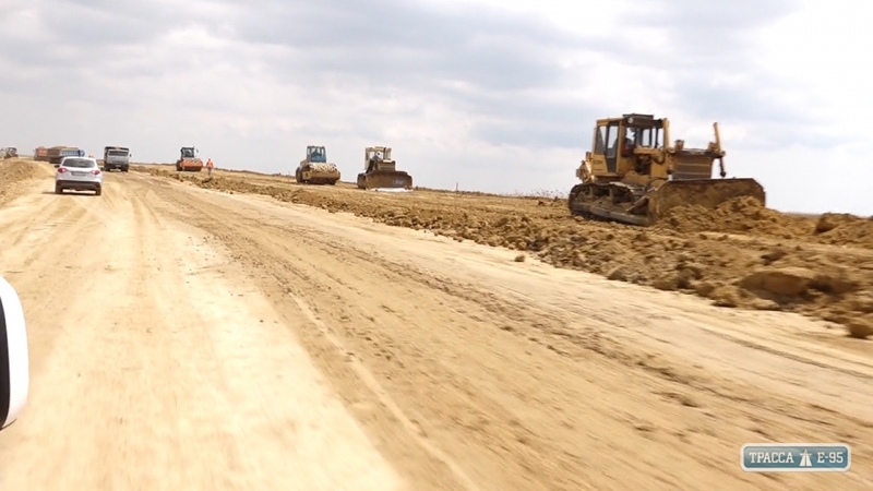 Строители завершают прокладку новой автодороги в объезд города Рени