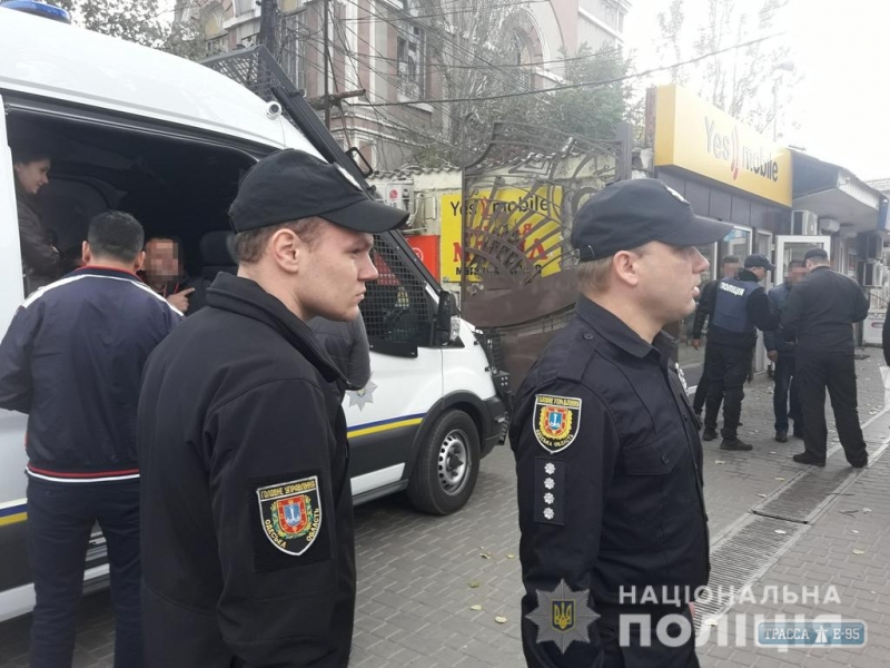 На двух рынках Одессы полиция обнаружила 12 нелегалов