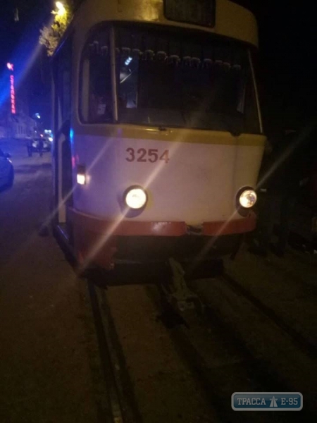Трамвай сбил пешехода ночью в Одессе – он в больнице