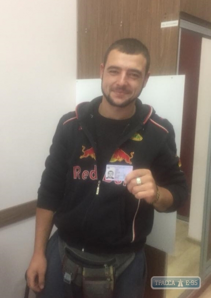 Иностранец впервые получил в Одессе временный вид на жительство в форме ID-карты