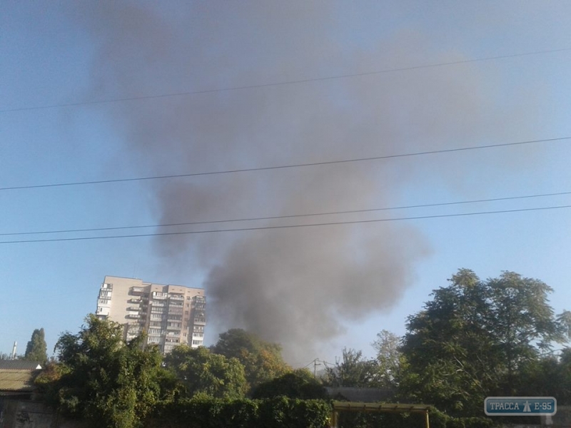 Пожар на Люстдорфской дороге окутал густым дымом одесские Черемушки (фото)