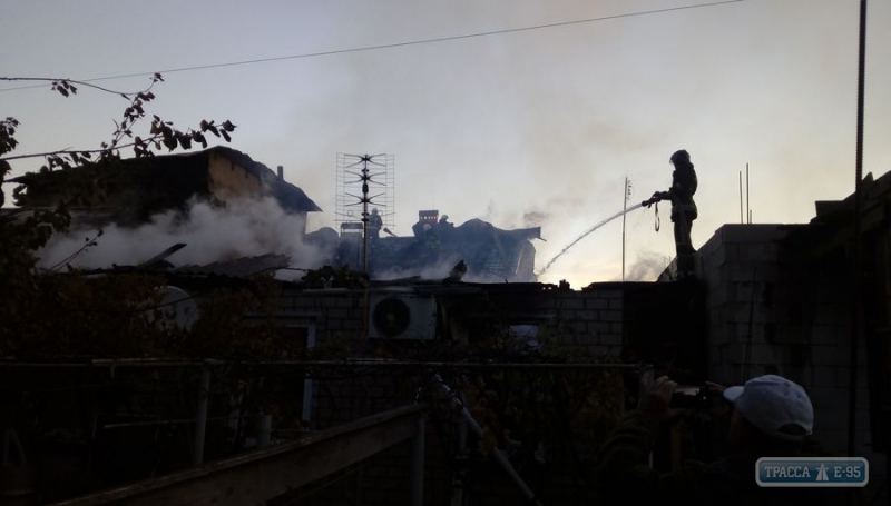Пожар в жилом доме под Одессой: огонь перекинулся на соседнее здание