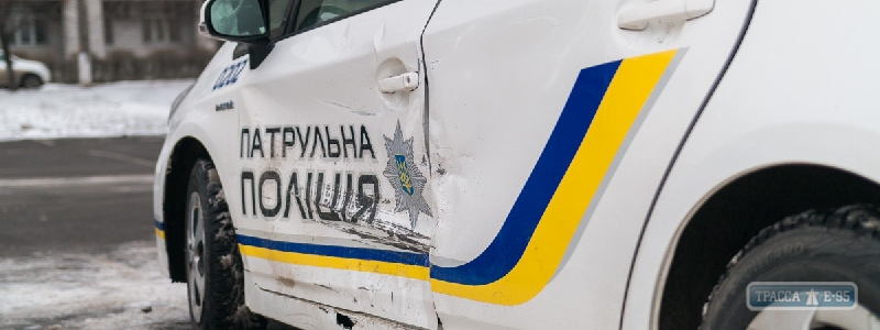 Нетрезвый водитель Merсedes въехал в полицейский автомобиль на одесских Черемушках