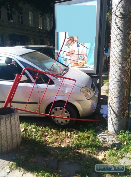 Автомобиль снес дорожное ограждение в центре Одессы