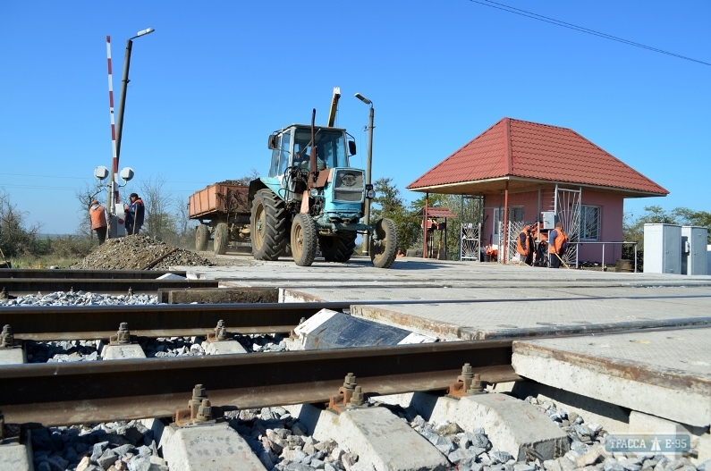 Одесские железнодорожники готовят переезды к ремонту по европейским стандартам