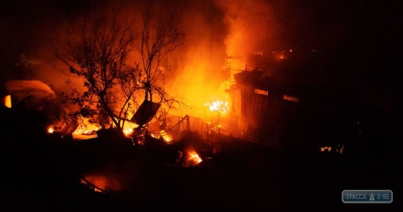 Масштабный пожар: ночью на побережье сгорели 16 пляжных домиков