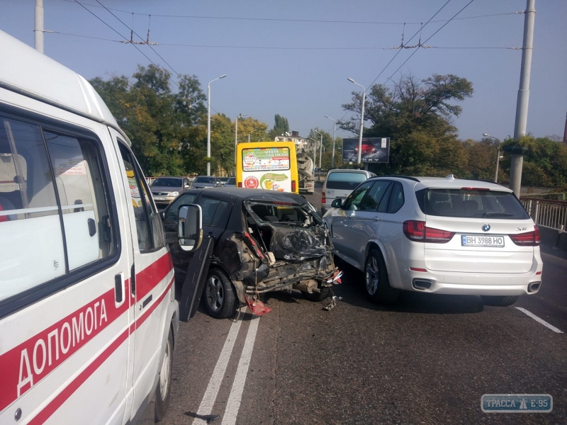 Грузовик спровоцировал столкновение пяти автомобилей на Ивановском мосту в Одессе, и скрылся