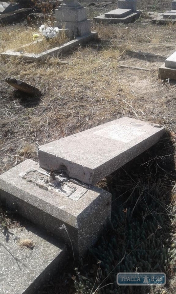 Неизвестные разрушили надгробья на старом еврейском кладбище в Рени