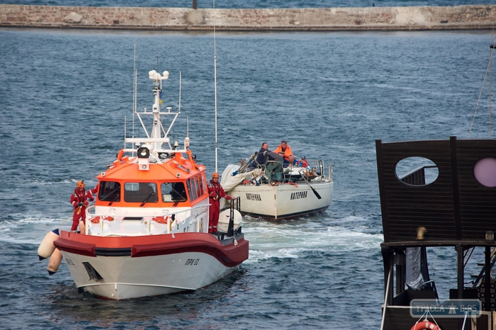 Спасатели помогли экипажу дрейфующей яхты с пассажирами на борту добраться до Одесского порта