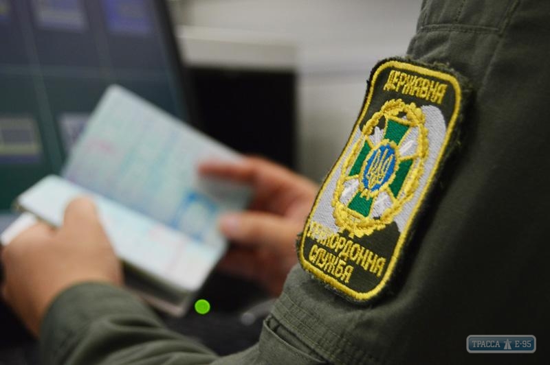 Пограничники задержали в Одесском аэропорту двух иностранцев с поддельными паспортами