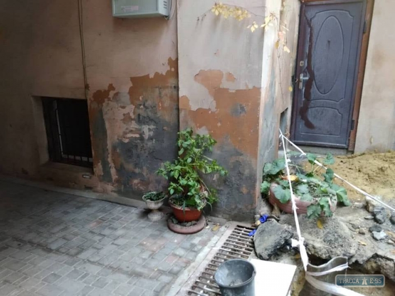 Жилой дом – памятник архитектуры в центре Одессы три месяца заливает канализация