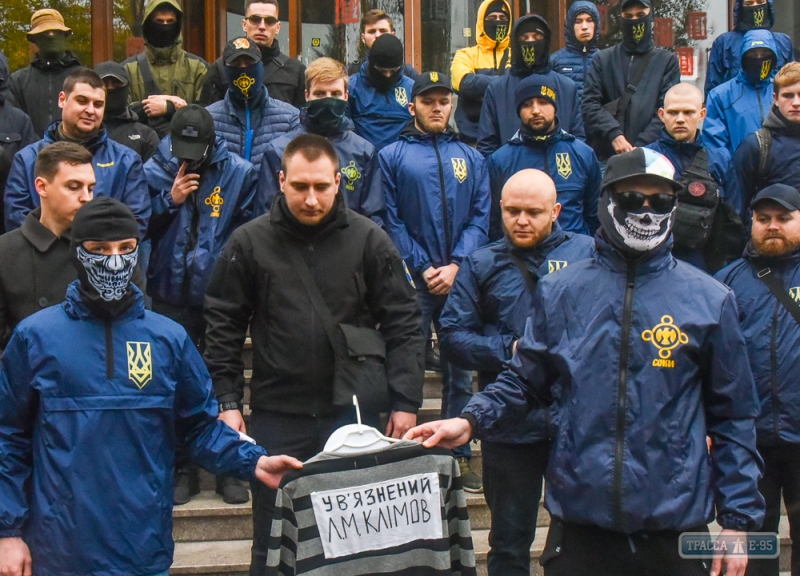 Одесские националисты организовали пикет, требуя привлечь к ответу нардепа Климова (фоторепортаж)