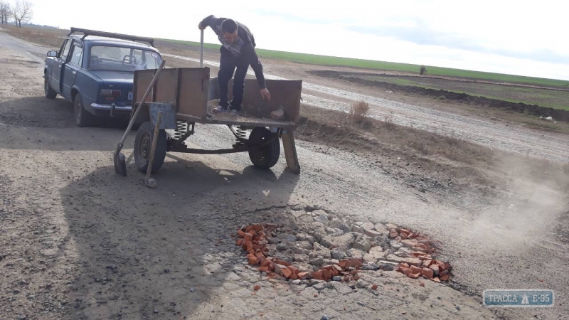 Жители села на юге Одесской области, не дождавшись ремонта дорог, засыпали ямы строительным мусором