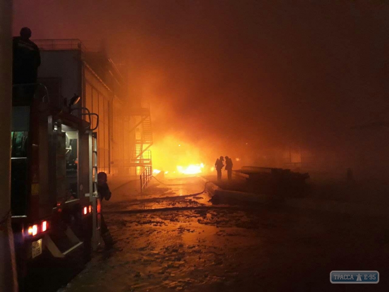 Под Одессой - масштабнейший пожар, полыхает завод, идет эвакуация 
