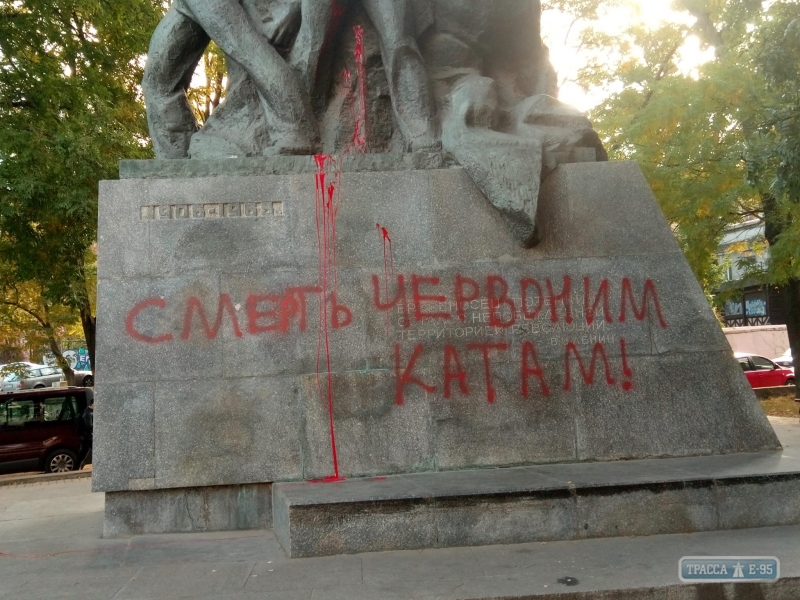 Неизвестные разрисовали памятник Потемкинцам в Одессе