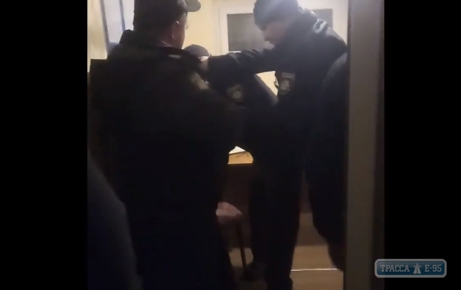 Одесские патрульные задержали следователя, разъезжавшего пьяным по городу (видео)