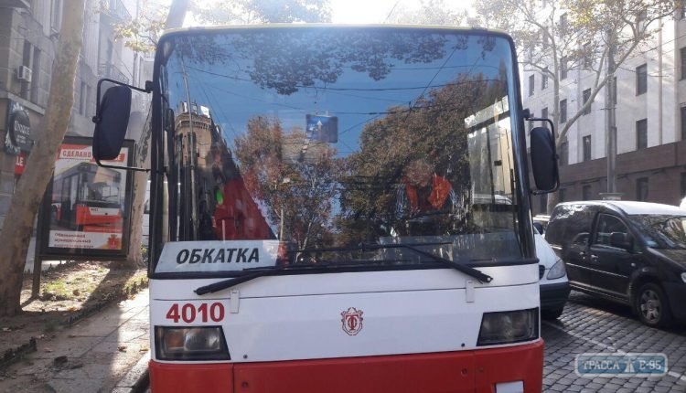 По одесским улицам в первый полуофициальный рейс отправился электробус