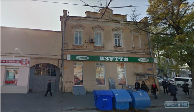 Фрагмент карниза упал на голову прохожему в центре Одессы