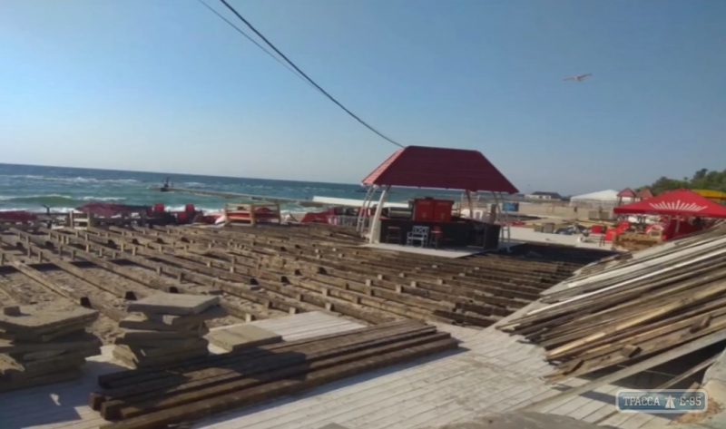 Муниципалы лишь к зиме снесли незаконные постройки на одесских пляжах