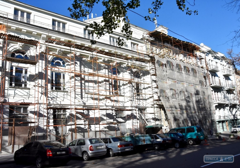 Подрядчики проводят ремонт фасада Одесского украинского театра им.Василько – облсовет (фото)