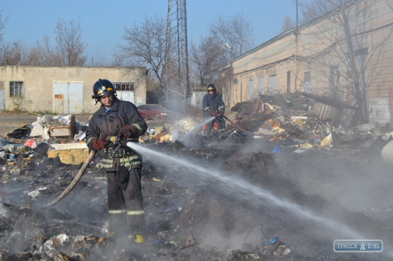Спасатели за час погасили масштабный пожар на складе в Одессе