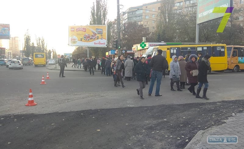 Одесситы из-за отсутствия отопления перекрыли дорогу на поселке Котовского