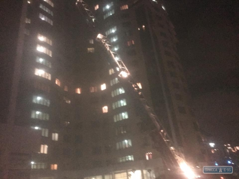 Одесские спасатели потушили пожар в высотке на проспекте Шевченко, пострадали двое детей