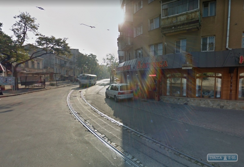 Иномарка врезалась в трамвай на встречной полосе в центре Одессы