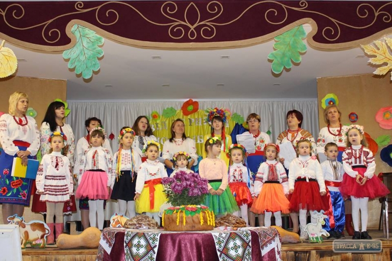 Педагоги и воспитанники детсада в Ананьевском районе Одесщины поздравили аграриев с праздником