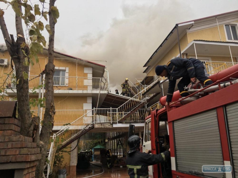 Несколько десятков спасателей потушили горящий отель в Черноморске (фото)