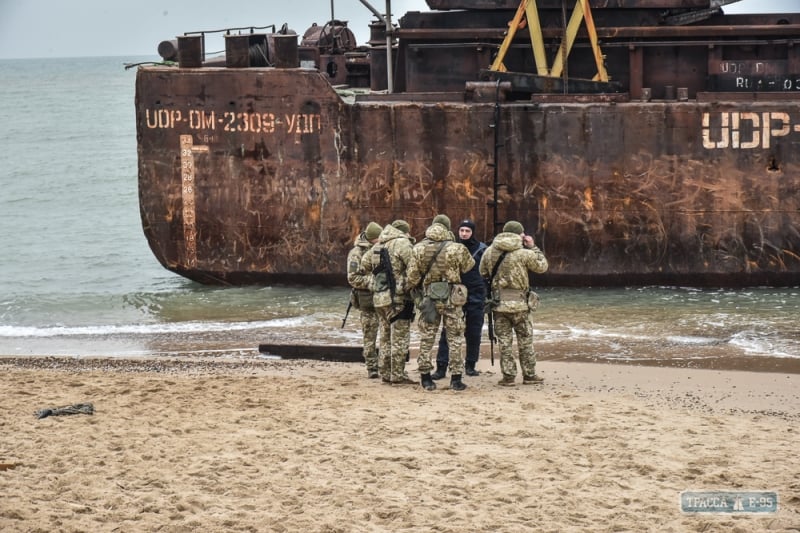 Правоохранители проводят следственные действия на барже под Одессой, которую выбросило на берег