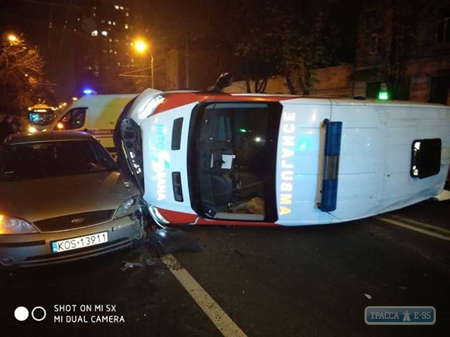 Автомобиль скорой помощи c пациентом опрокинулся после ДТП в Одессе (обновлено)