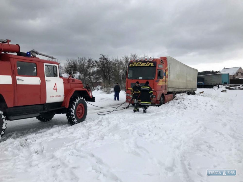 Три грузовика застряли в снежных заносах на севере Одесской области 