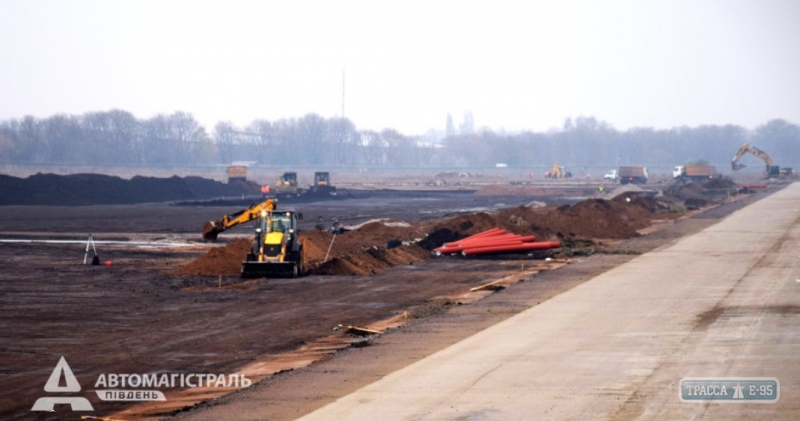 Рабочие приостановили строительство взлетно-посадочной полосы одесского аэропорта из-за непогоды