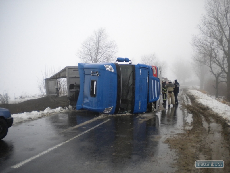 В Одесской области на трассе перевернулась фура, заблокировав дорогу