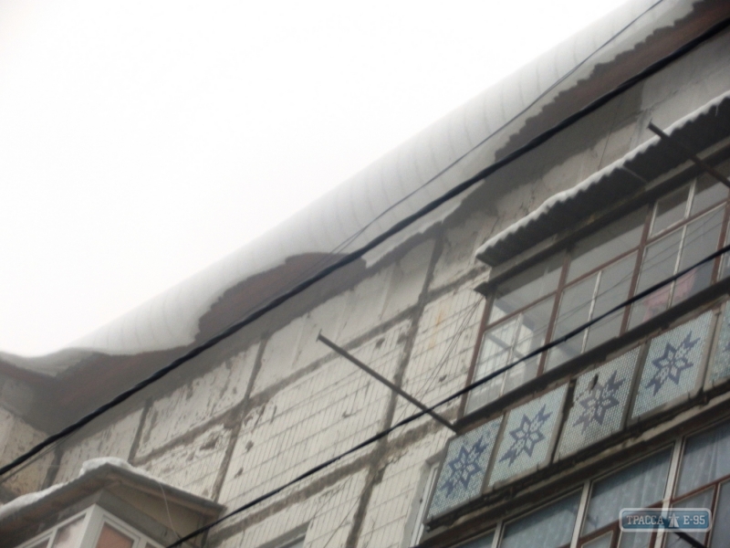 Лавины снега с крыши дома вновь тревожили жителей Кодымы на севере Одесщины