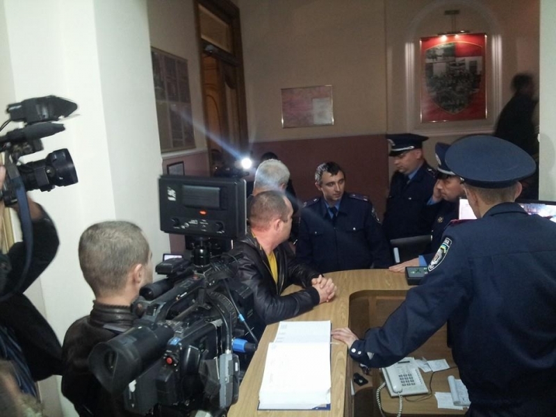 Сторонники Маркова штурмуют здание милиции в Одессе