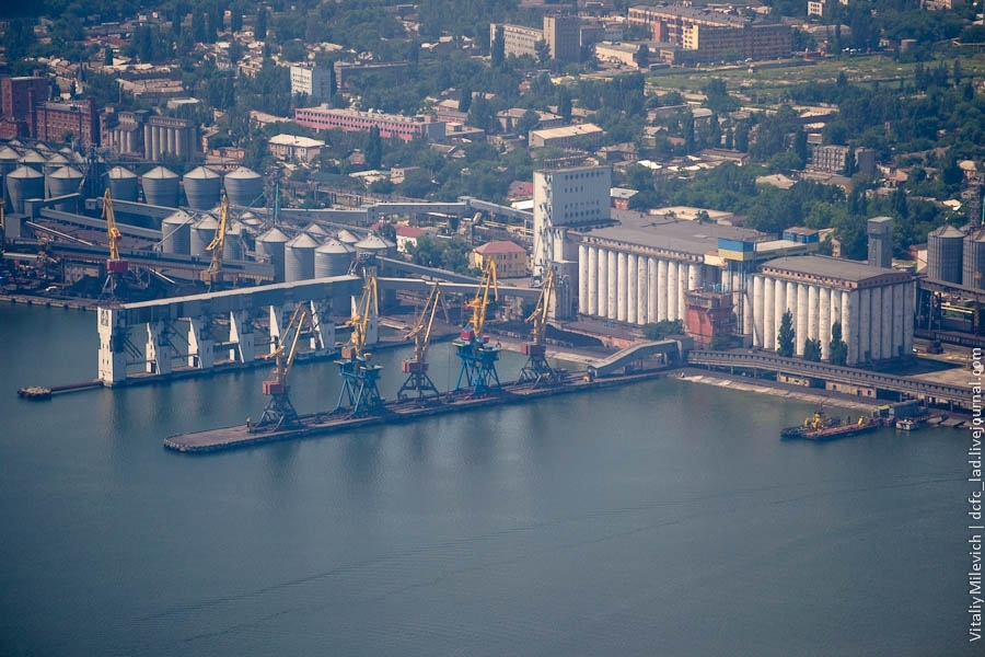 Экологи не нашли источник неприятного запаха в нефтегавани Одесского порта