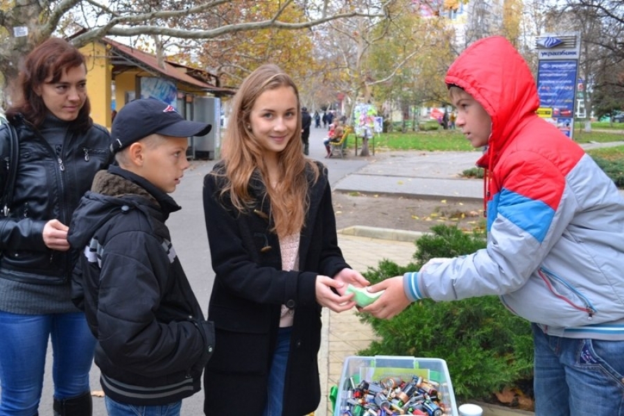 Жители Ильичевска Одесской области получали еду в обмен на батарейки (фото)