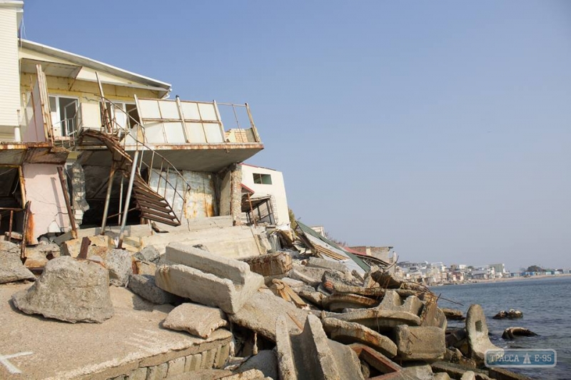 Власти Черноморска демонтируют аварийные, поврежденные и самовольно построенные объекты на побережье