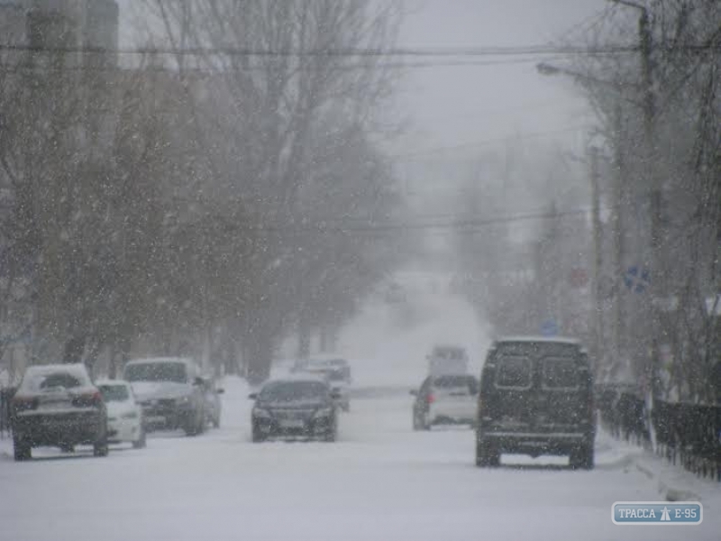 Прощание с осенью: Одессу засыпает снегом, на дорогах заторы