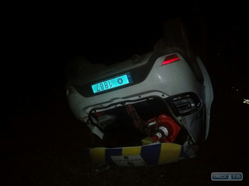 Полицейский автомобиль перевернулся на скользкой трассе в погоне за пьяным водителем на Одесщине