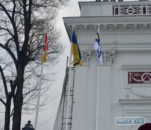 Одесситы подняли флаг ВМС Украины у мэрии в поддержку моряков, захваченных в Керченскском проливе