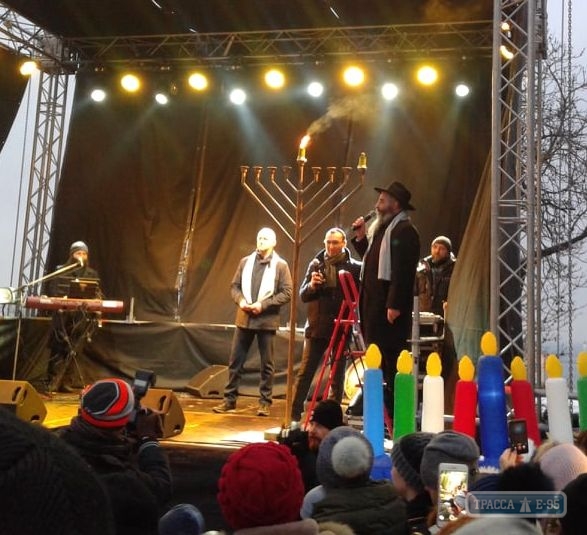 Еврейская община Одессы традиционно отпраздновала Хануку на Приморском бульваре (фото)