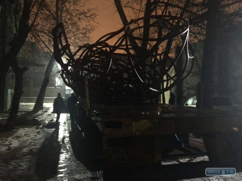 Рабочие начали монтировать на поселке Котовского скульптуру «Любовь», которая произвела фурор в США