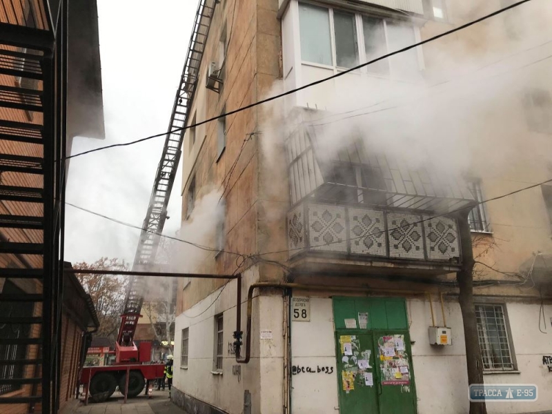 Сотрудники ГосЧС спасли двух взрослых и ребенка из горящей пятиэтажки в Одессе