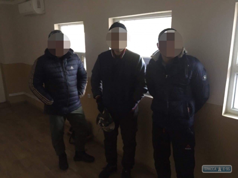 Пограничники задержали в Одесской области трех граждан Вьетнама и их земляка-перевозчика