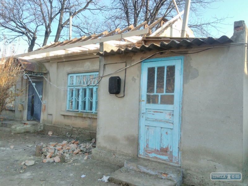 Рабочие проводят капремонт дома для врача в селе Утконосовка Измаильского района