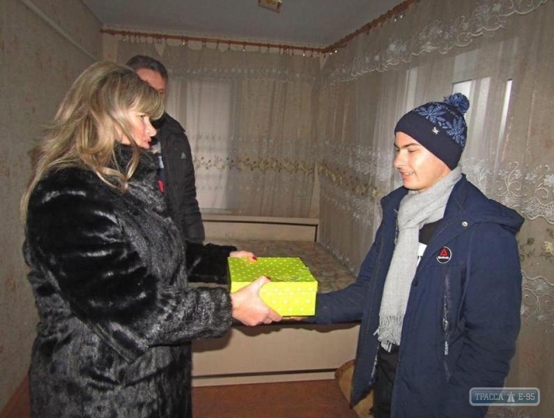 Власти Ананьевского района вручили ключи от дома сироте