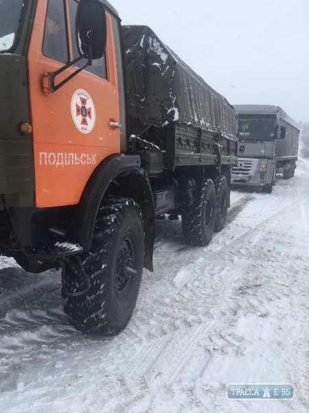 Спасатели вытащили грузовик, который из-за гололеда съехал в кювет на трассе в Одесской области